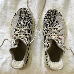 Used condition yeezy’s, size mens 7.5